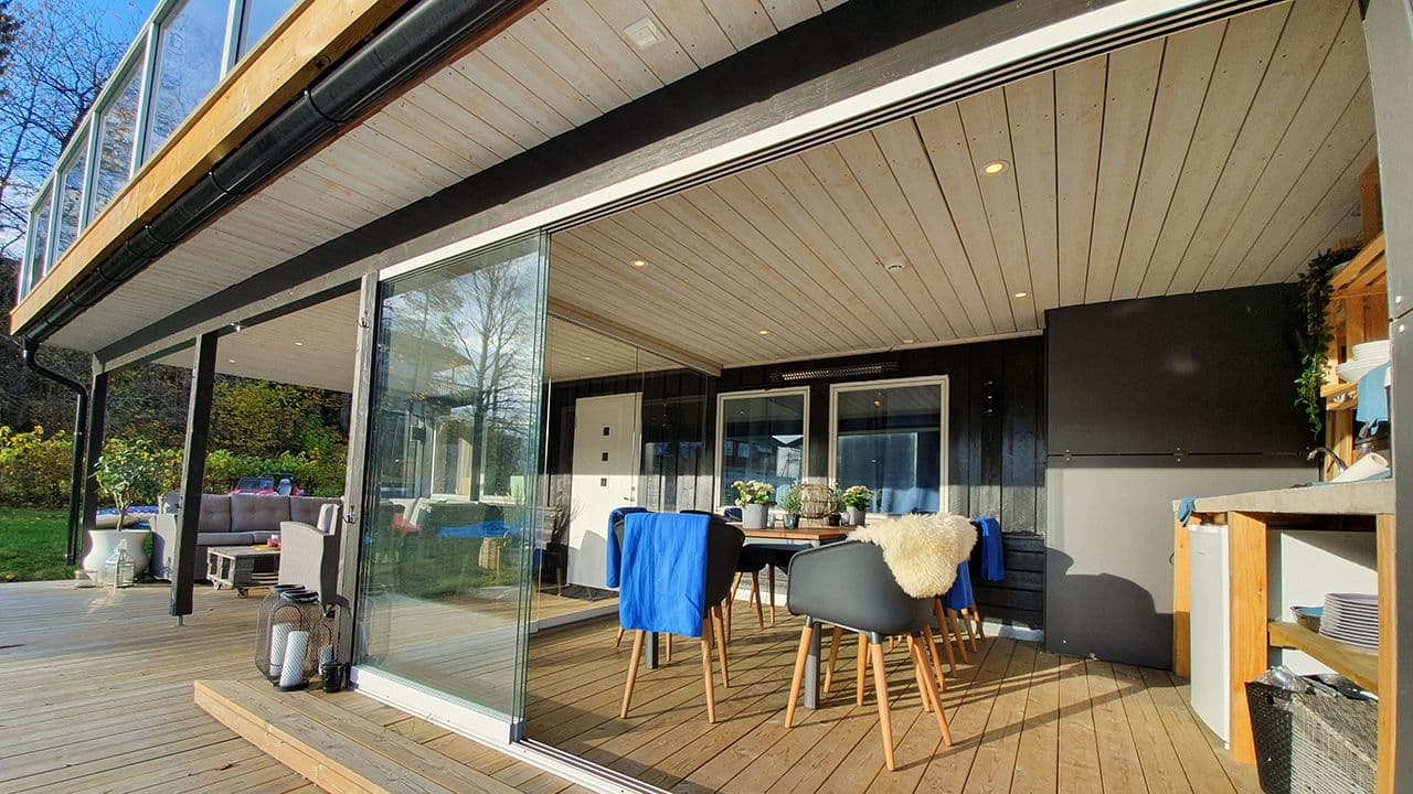 Tett terrassegulv gir ekstra uteplass under overbygget.