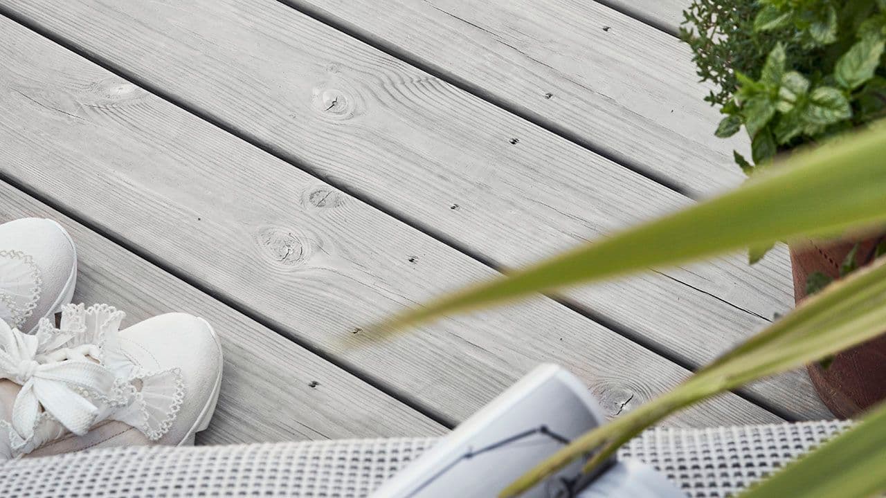 Terrasse med malmfuru terrassebord og riktig avstand mellom terrassebord.