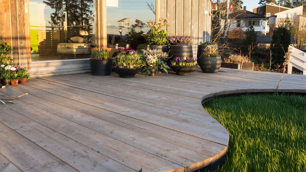 Terrasse med Cu impregnerte terrassebord i organisk form.