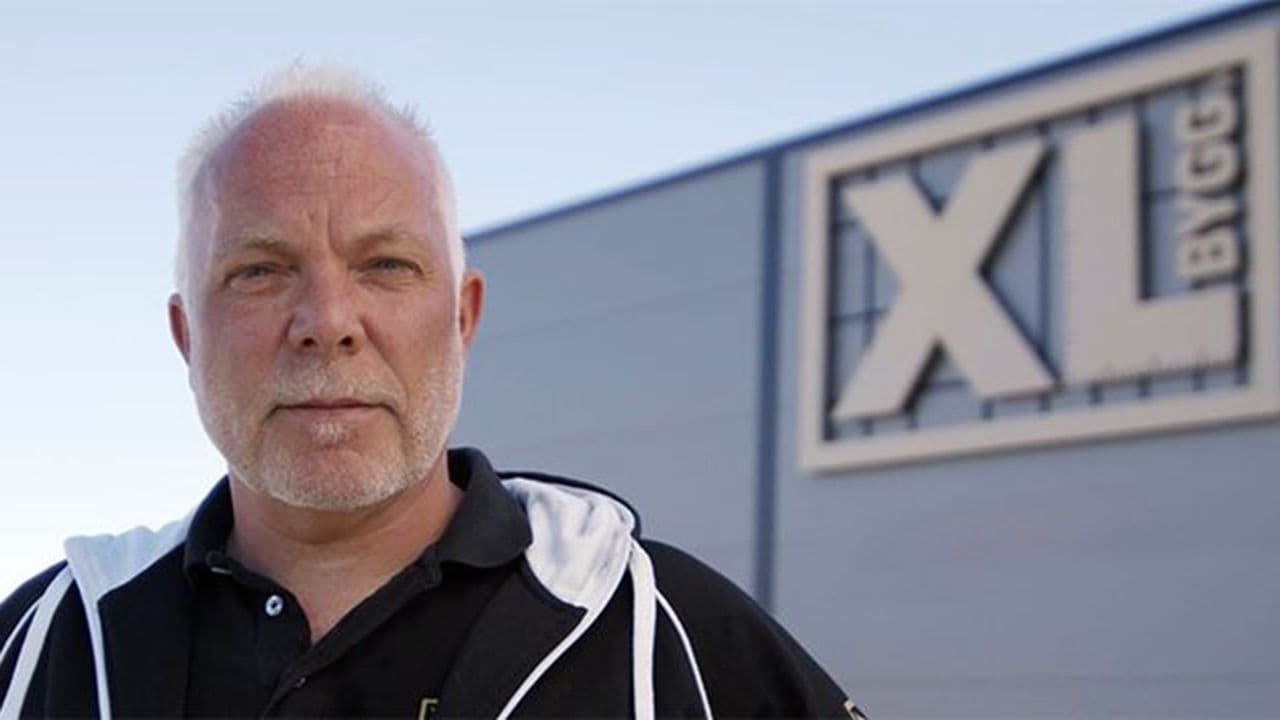 XL-BYGG-ansatt utenfor XL-BYGG-varehus.