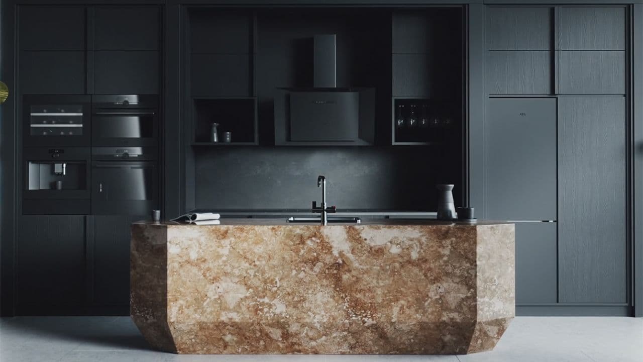 Åpen kjøkkenløsning med integrerte hvitevarer i matt svart og kjøkkenøy i brun stein.