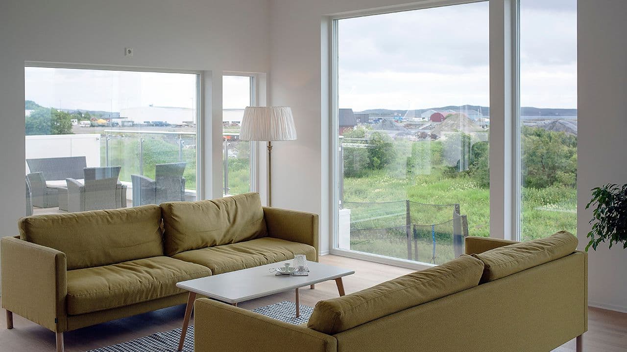Stue med store vinduer.