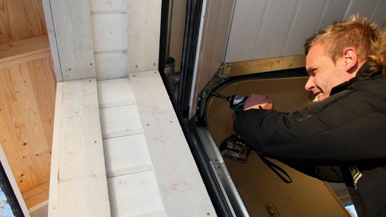 Mann som monterer portåpner i garasje.