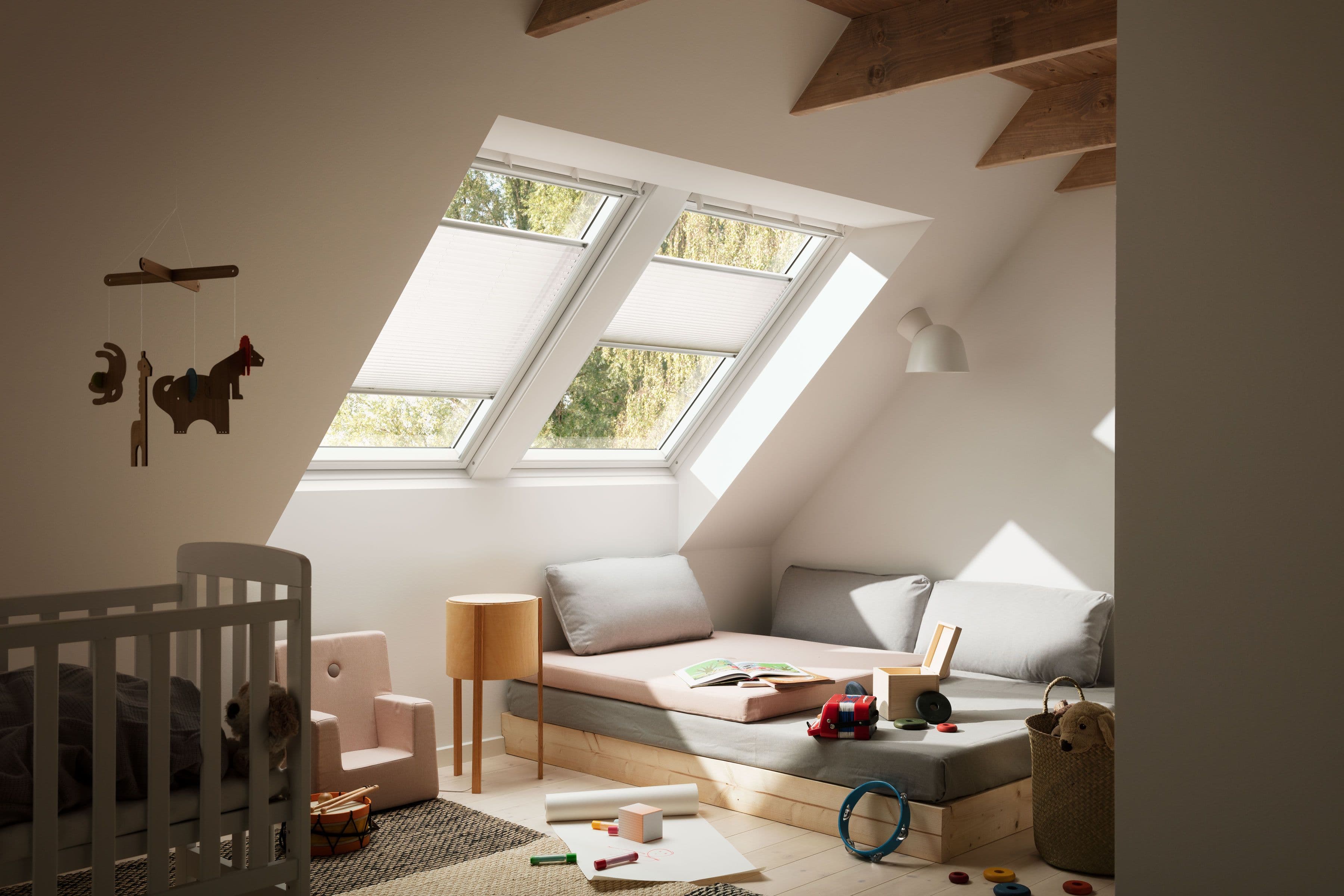 stue med takvinduer som har solskjerming med plissegardin