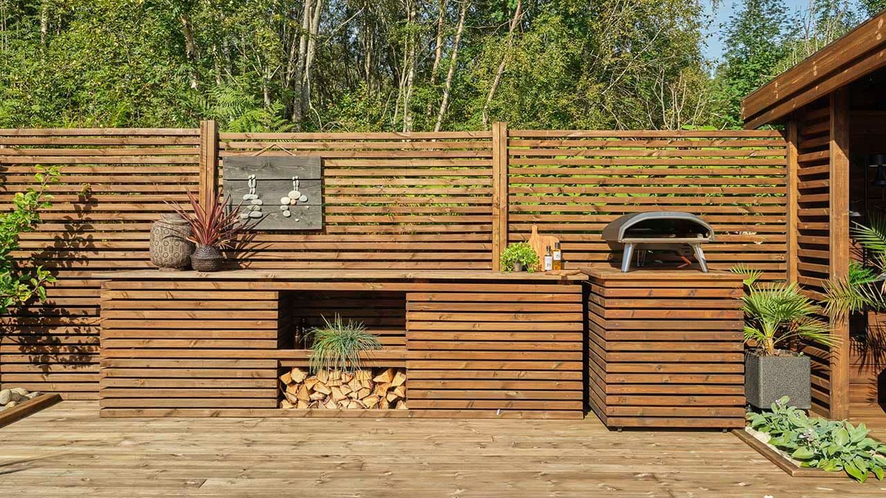 Terrasse med utekjøkken og pizzaovn.