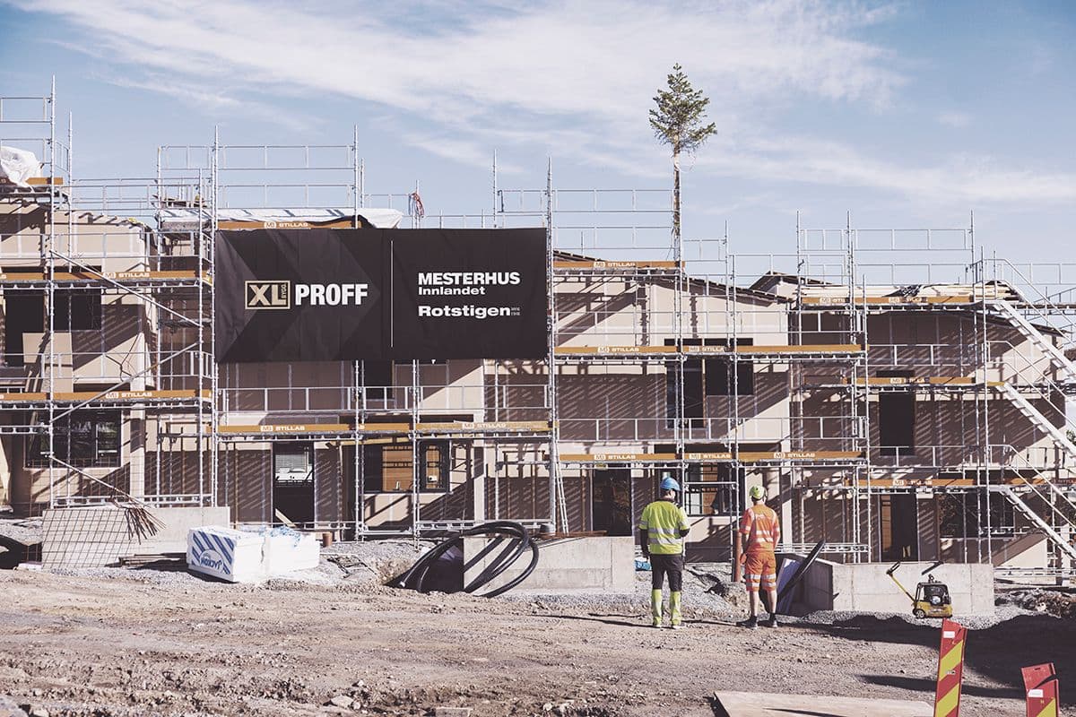 to menn ser på et byggeprosjekt