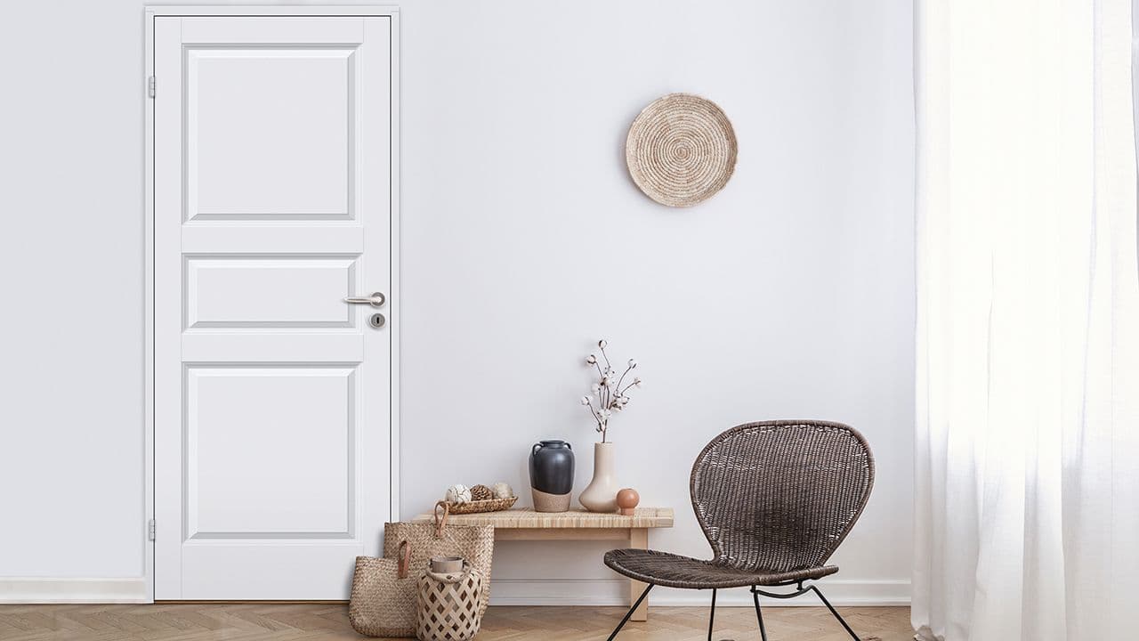 hvit vegg med hvit dør