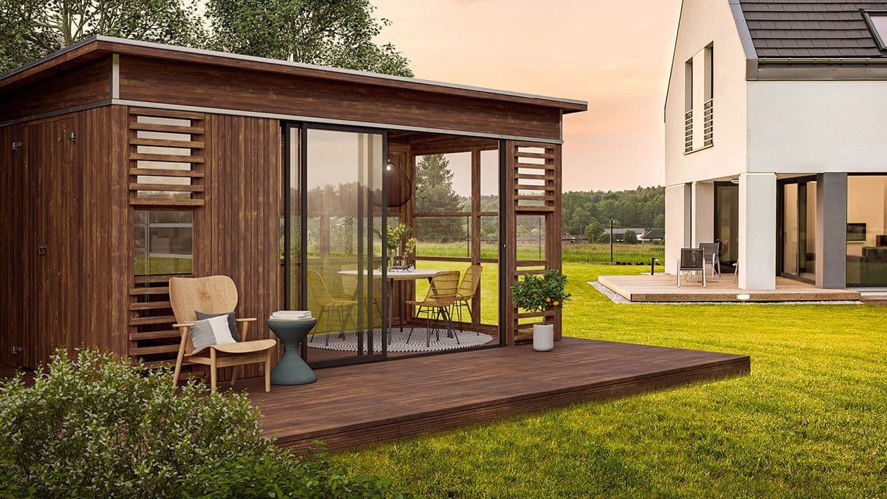 Hagestue byggesett med platting og vinduer.