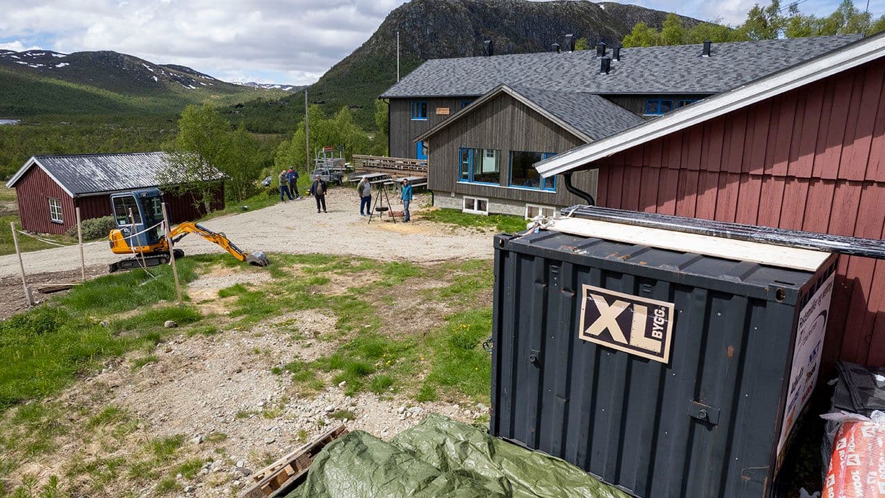 Mogen Turisthytte når deler av hytta har fått ny kledning og den ene delen fortsatt har rød tømmermannskledning.