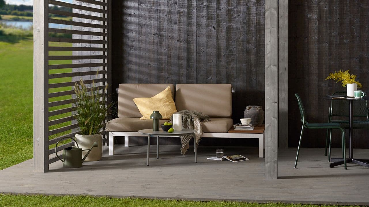 Hus beiset med Jotun Trebitt Oljebeis 90033 Funkissort, terrasse og pergola TREBITT Terrassebeis 90029 Natulig Sølvgrå.