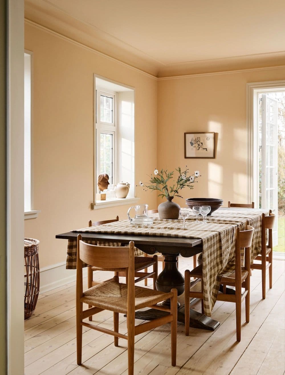 Spisestue malt i JOTUN 11202 Mild Ochre, en lys, varm okergul nyanse med hint av fersken og oransje.