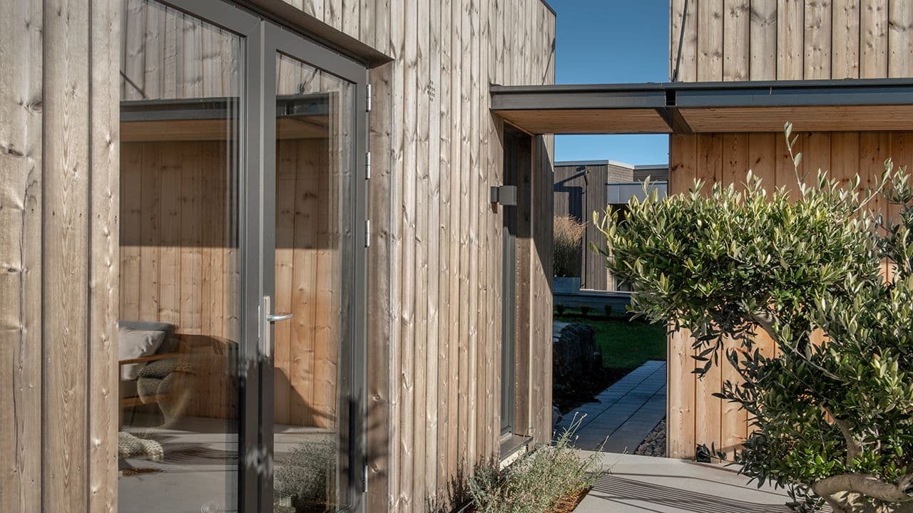 Hus med malmfuru som er en vedlikeholdsvennlig og populær kledning.