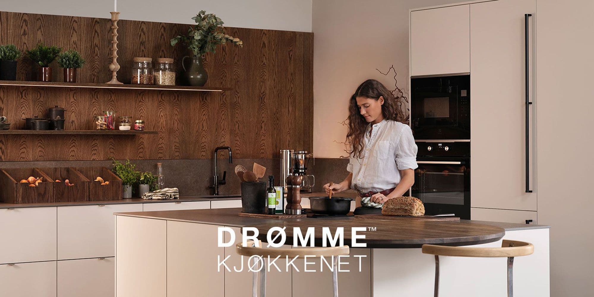 En dame på et kjøkken