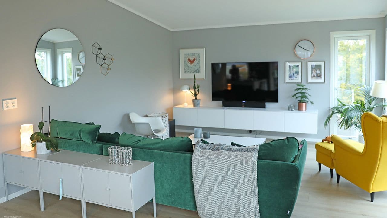 Stue med gipsplater som er malt grå.