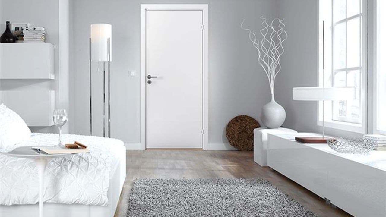 Stue med hvit innerdør.