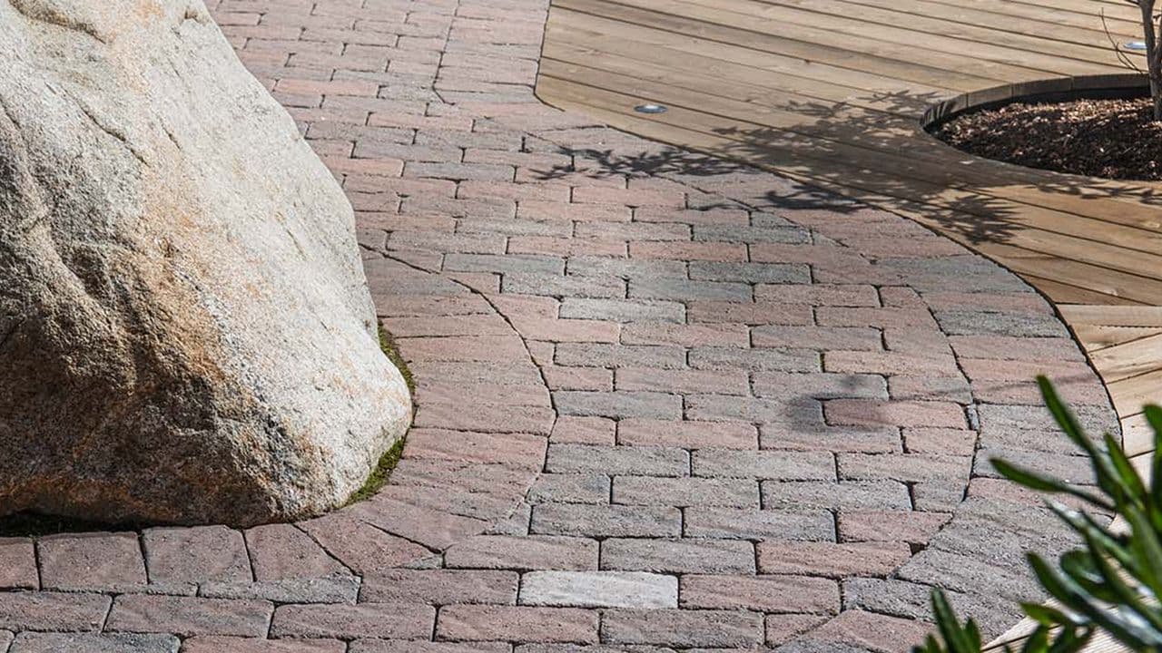 Belegningsstein som overgang og gangsti mellom ulike elementer i hagen.