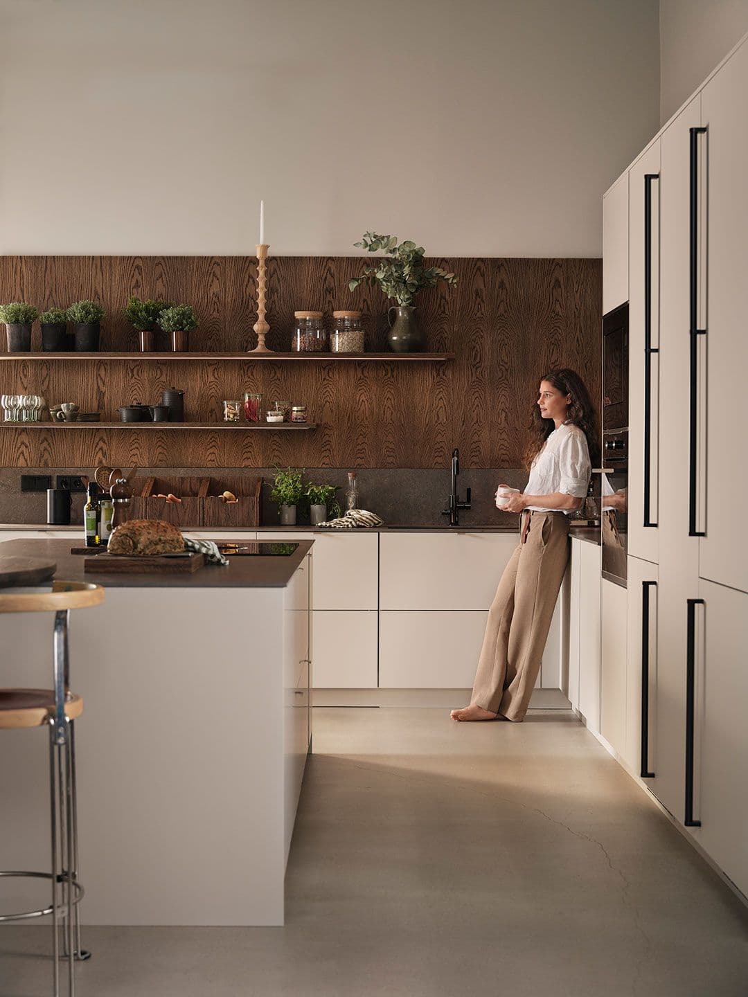 Kjøkken med åpen hylle ved siden av høyskap.