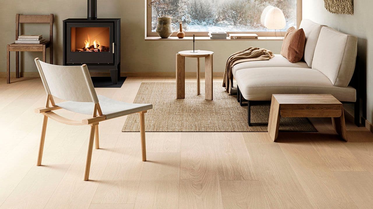 Stue med peis, nordisk stil og Grand Avenue Comfort Saga Oak gulv.