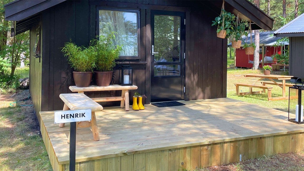 Terrasse med bryggeplank.