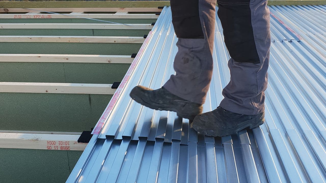 Svalehaleplater som trampes på plass på bjelkelag.