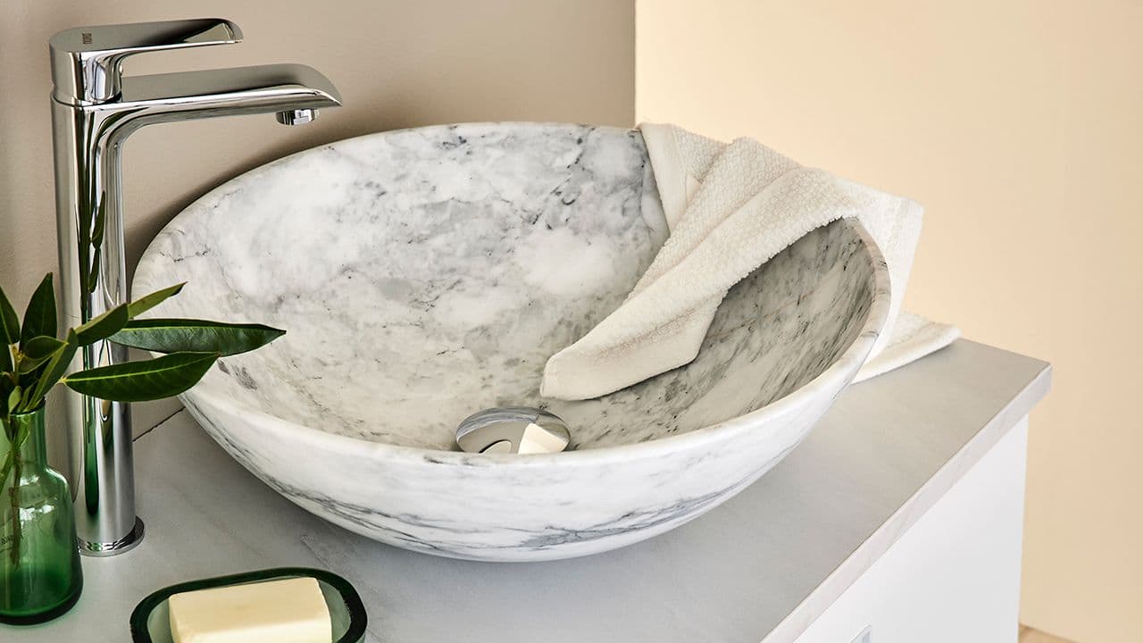 Hyttebad med marmorvask og blandebatteri i krom.