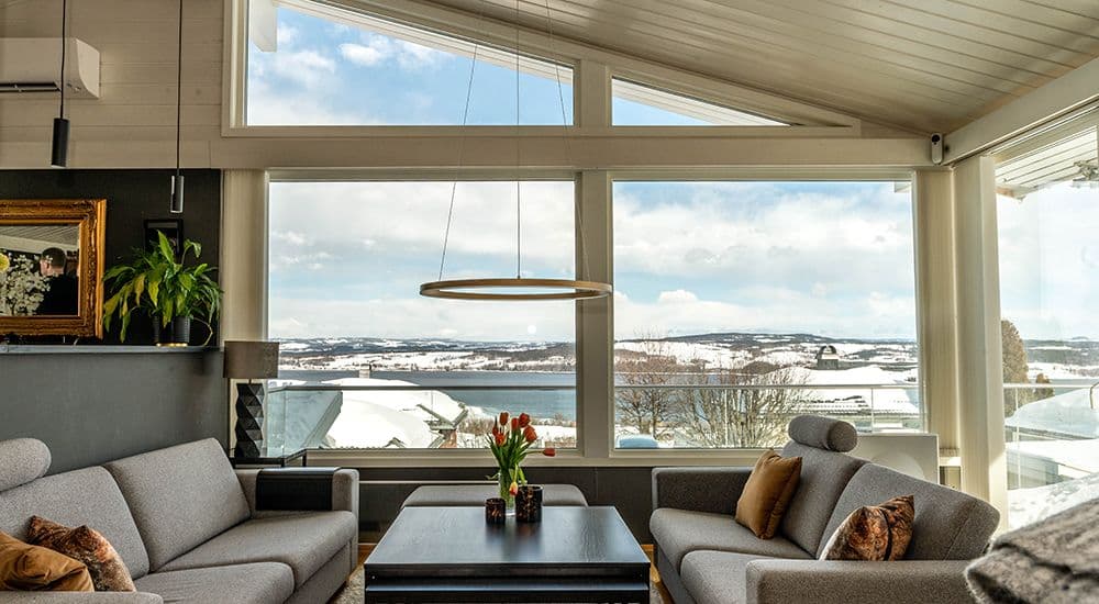 Stue med stor vinduer