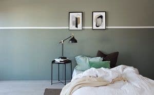 Soverom med seng og grønne vegger