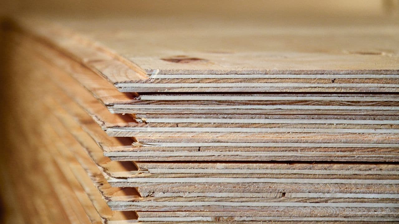 Treplater i kryssfinér gir en stabil vegg.