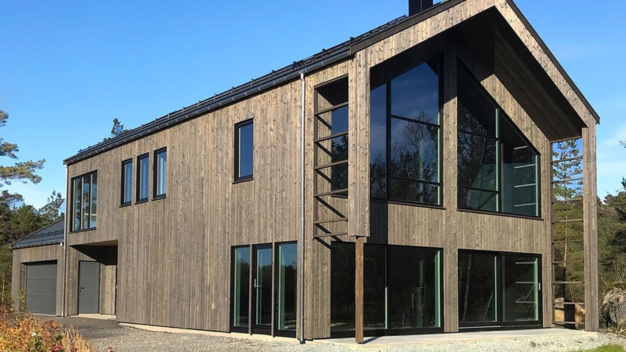 Hus med stor vindusflater og Bergene Holms mest populære kledning NORD.