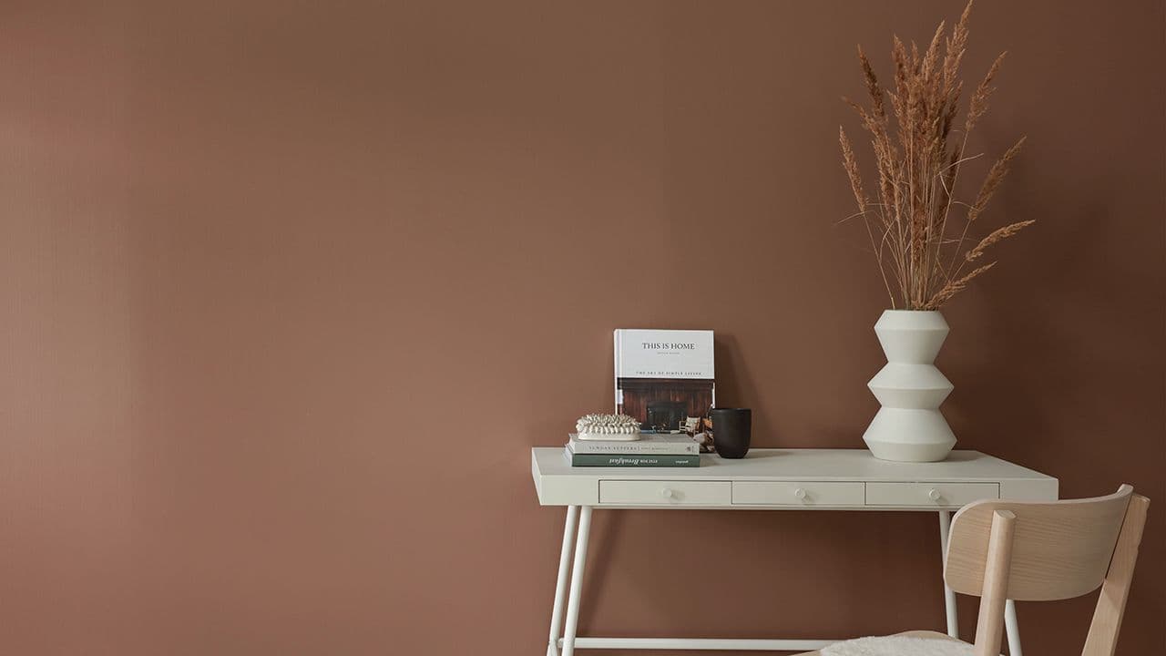 Smartpanel veggplater fra Byggma i Organic Red i rom med skrivebord.