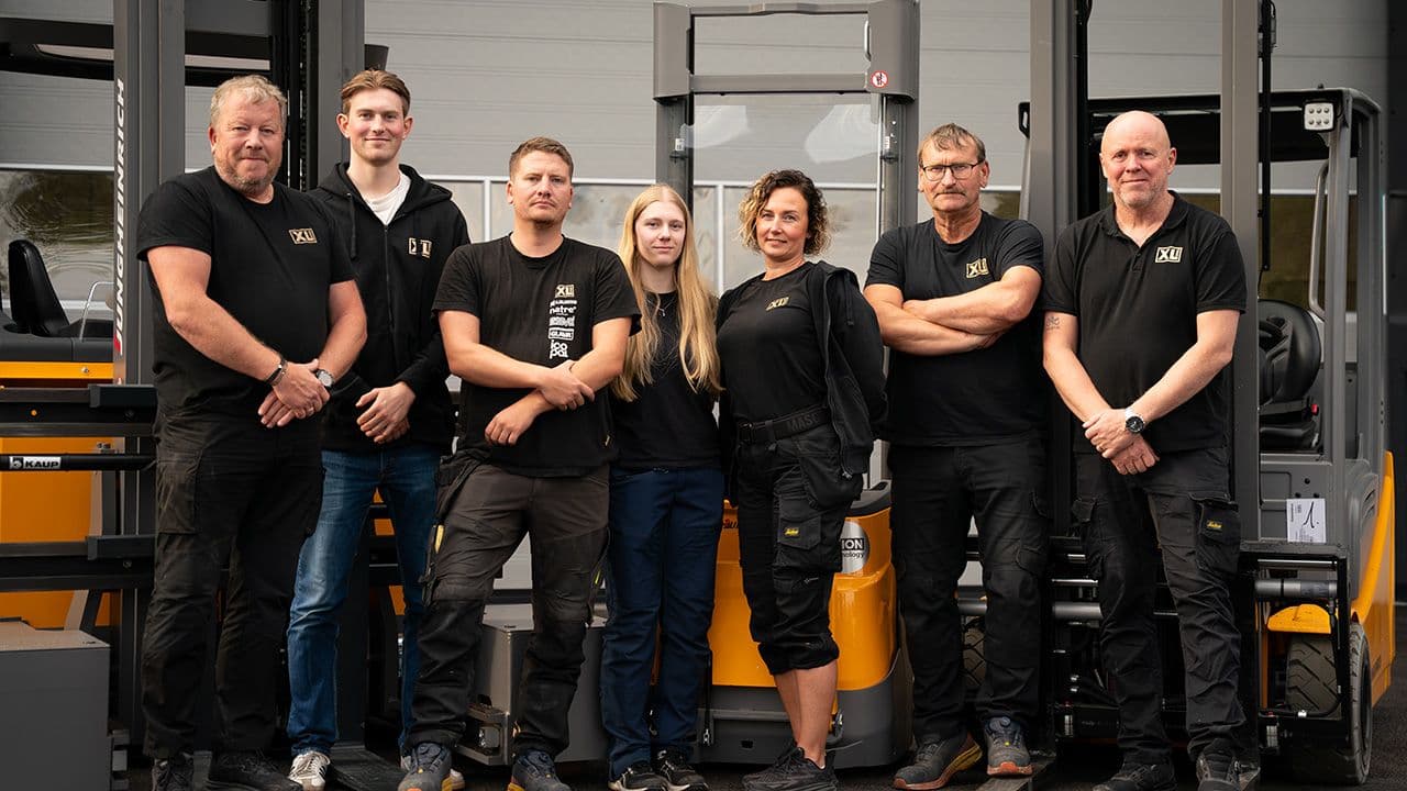 Syv XL-BYGG ansatte som står ved siden av hverandre og ser mot kamera.