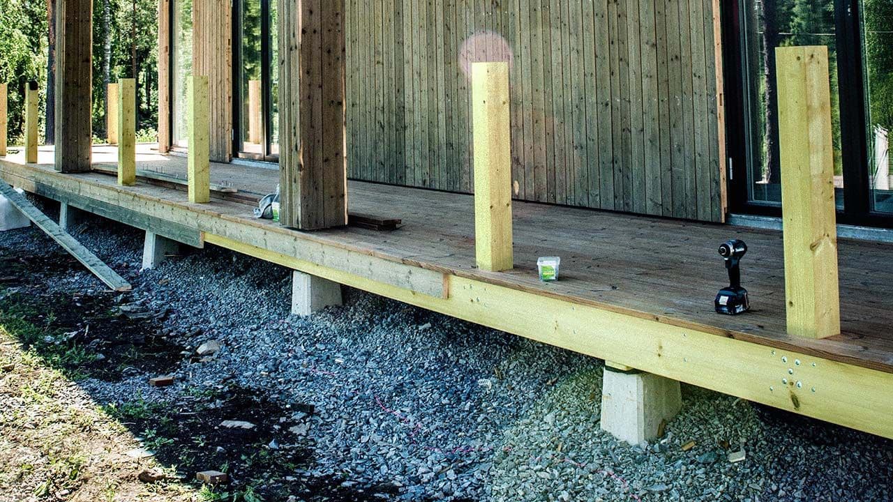 Terrasse som er bygget på fundament med betongsøyler.