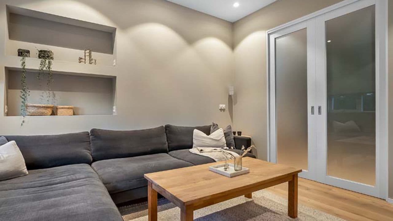 Stue med dør med fulldybdekarm.