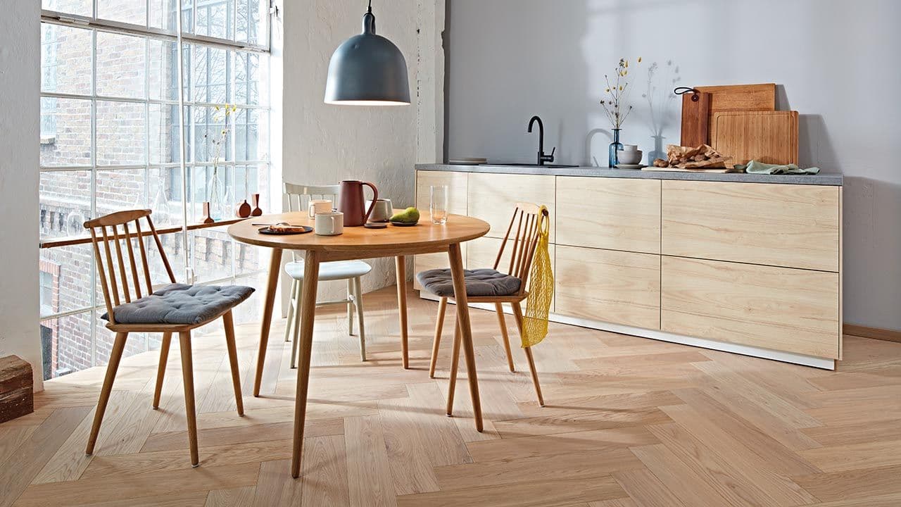 Kjøkken med BOEN Fiskeben Live Pure gulv i eik.