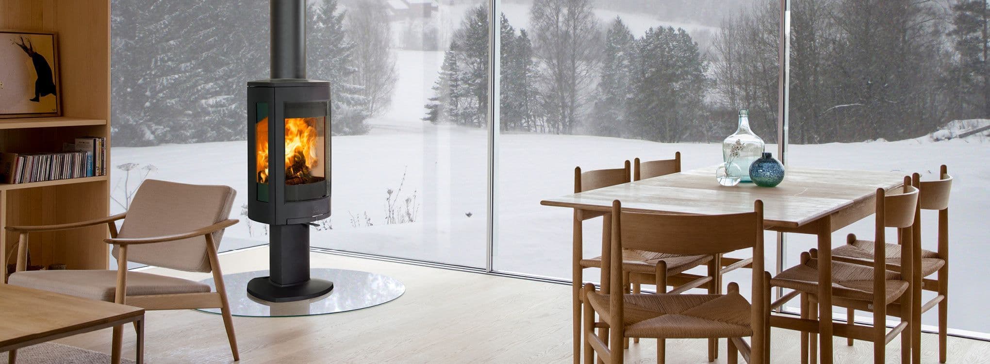 Åpen stue og spisestue med peis.