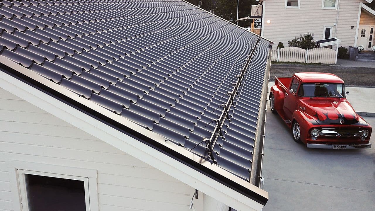 Takplater med taksteinimitasjon.