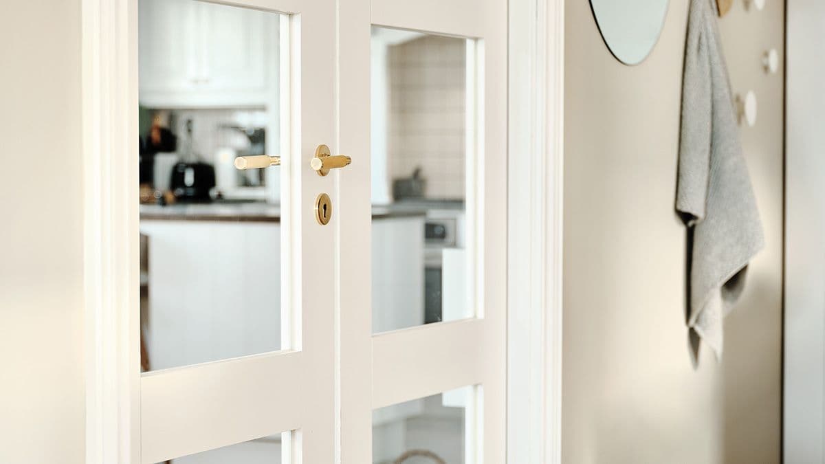 Nærbilde av en hvit innerdør med glassfelt.