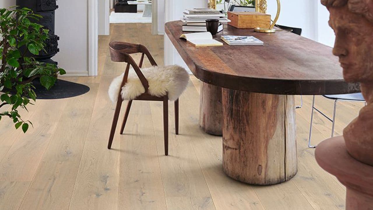 Spisestue med massivt trebord og lys parkett med kvist fra Pergo.