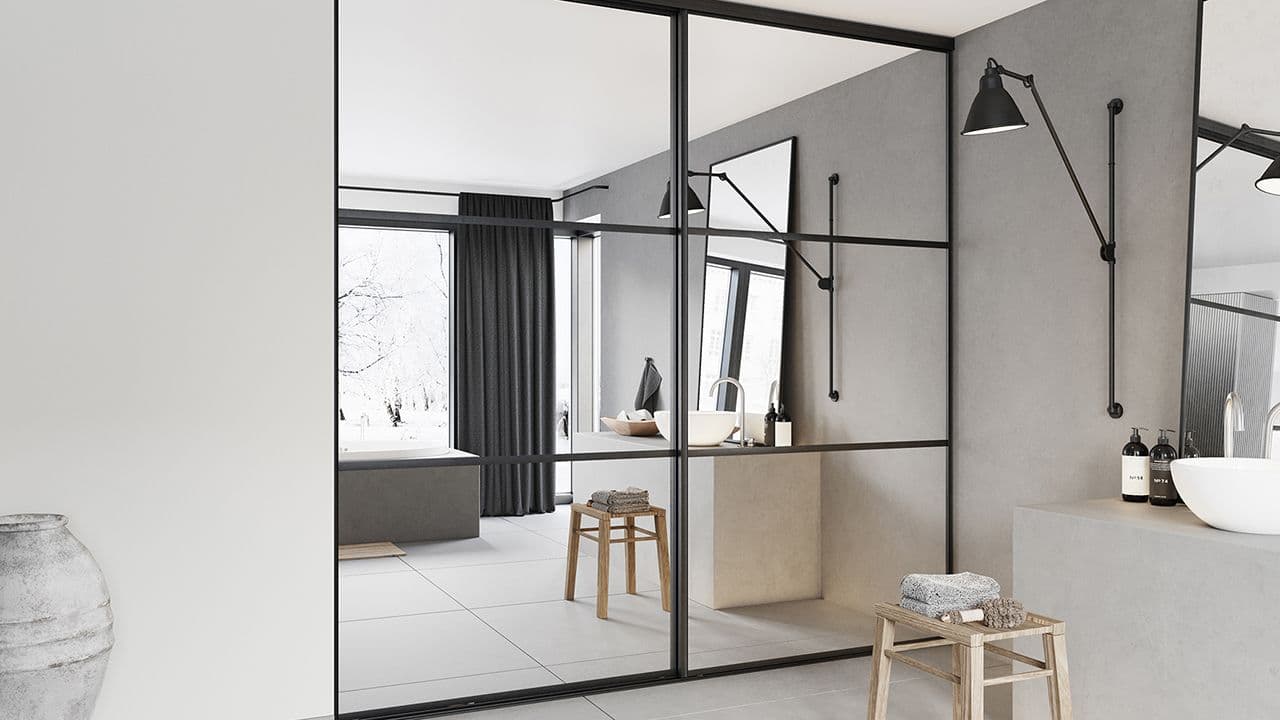 Skyvedørsgarderobe med speilfronter på lyst bad.