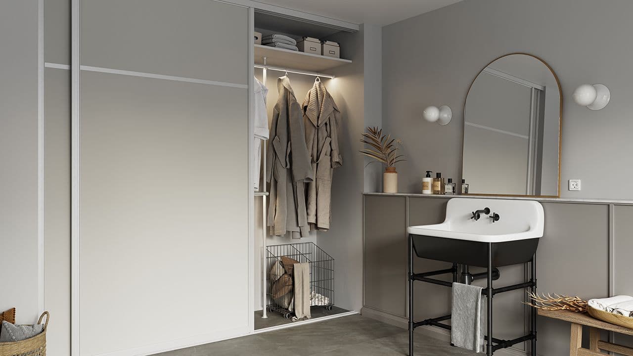 Skyvedørsgarderobe på badet som gir mye oppbevaring.
