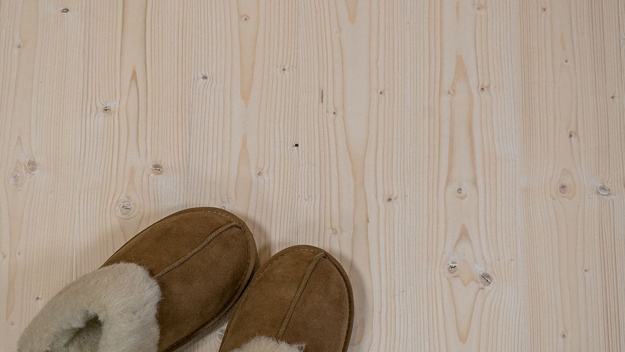 Nærbilde av grangulv med tøfler.