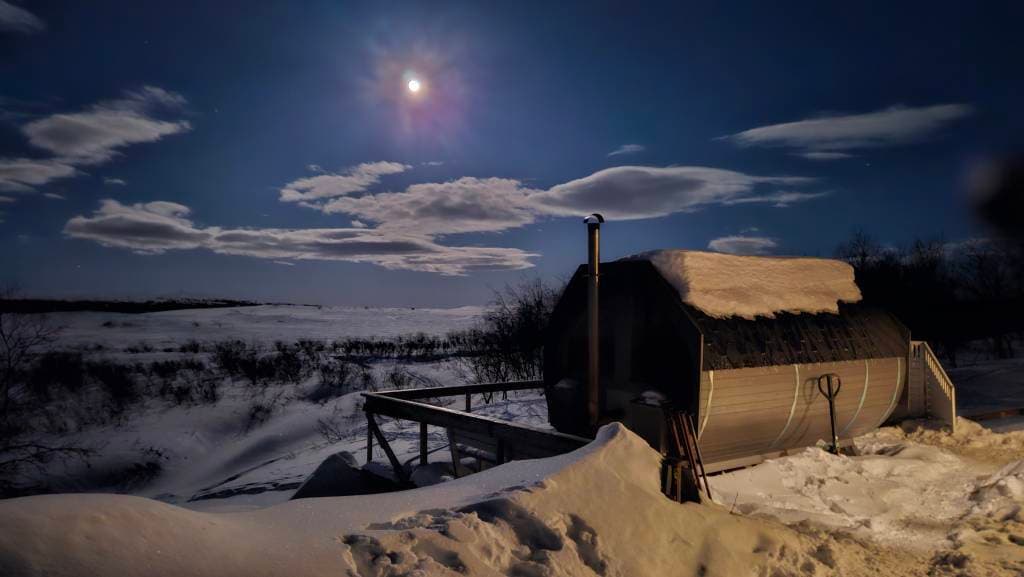 Utsiktsbilde fra hytta på Finnmarksvidda med måneskinn