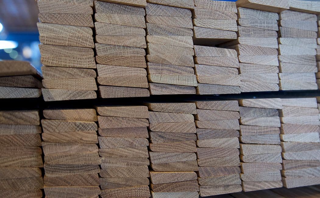 Nærbilde av stablede lister.