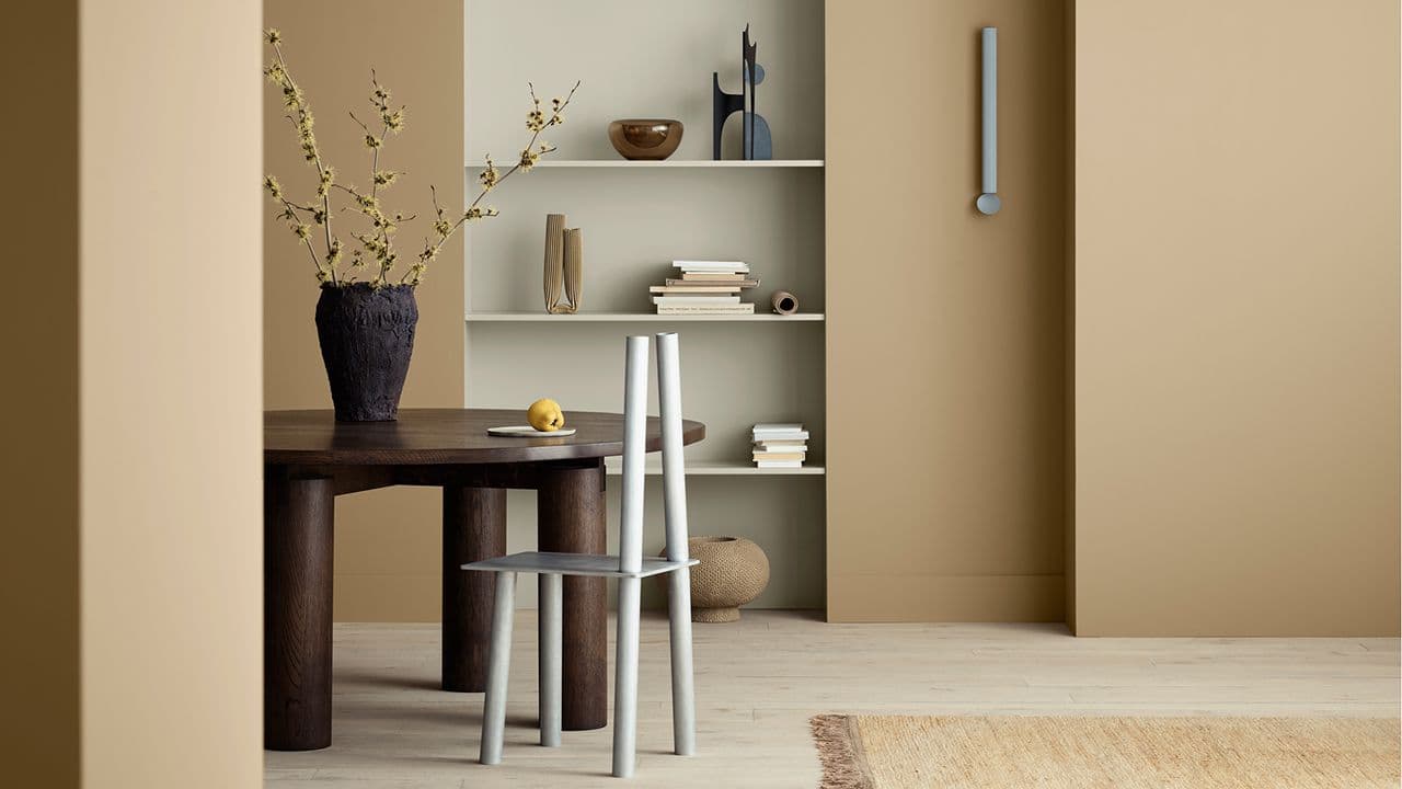 Stue med brunt spisebord