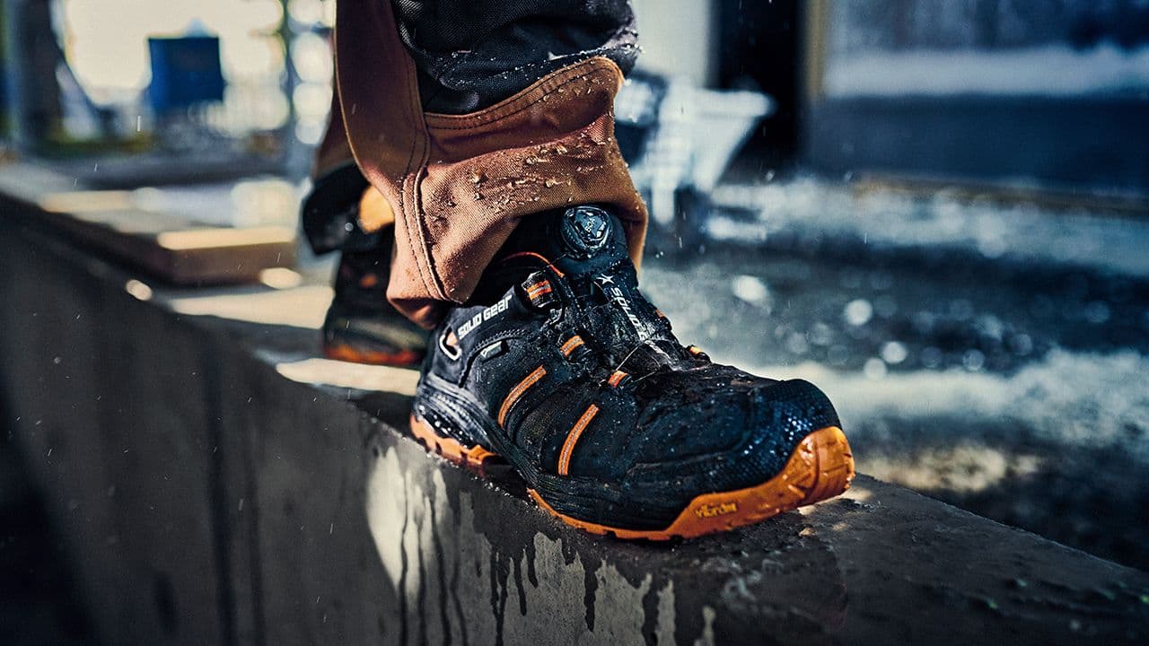 Nærbilde av vernesko i regnvær.