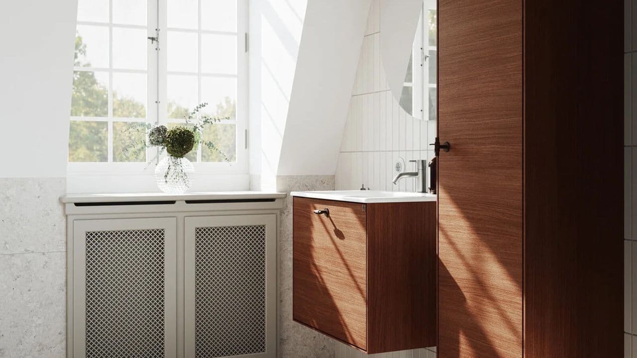 Lyst bad med baderomsmøbler i lysbrun eik.